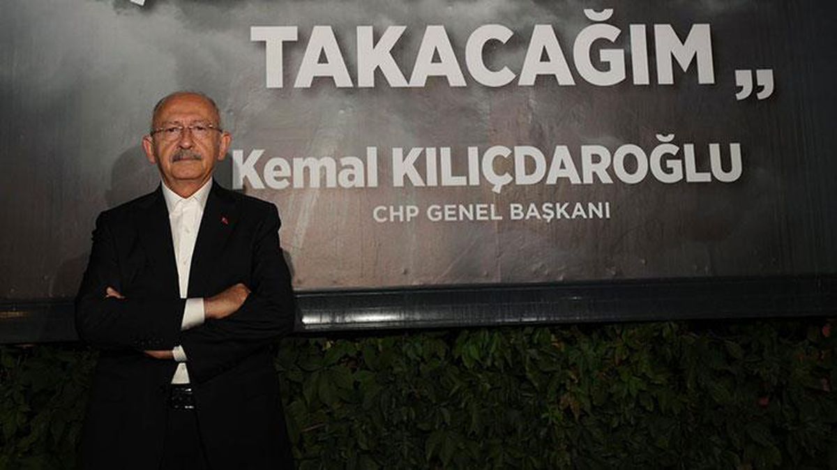 Kılıçdaroğlu'ndan Elazığ'da beklenmedik hareket! Aleyhindeki afişle poz verdi