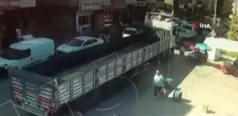 Ölüme böyle gitti... Yolun karşısına geçmek isterken tırın altında kaldı