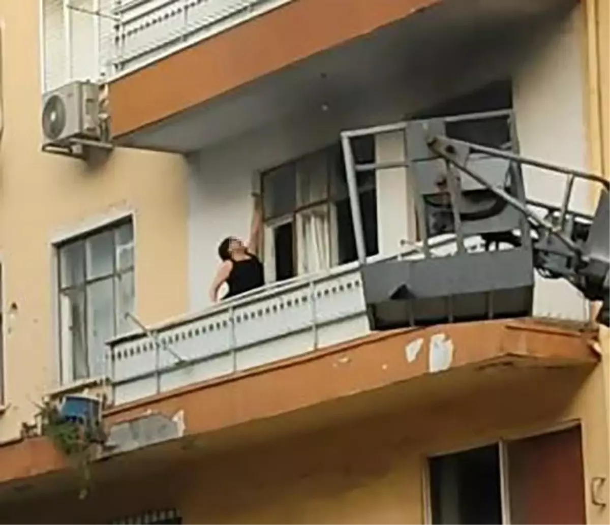 Sinir krizi geçiren kadın evinin balkonunu yaktı, camları kırıp eline ne geçtiyse sokağa fırlattı