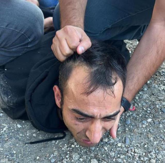 Son Dakika: Başakşehir'de 2 kişiyi öldürdükten sonra Fatih'te iki polisi vuran saldırgan viyadüğün altında saklanırken yakalandı