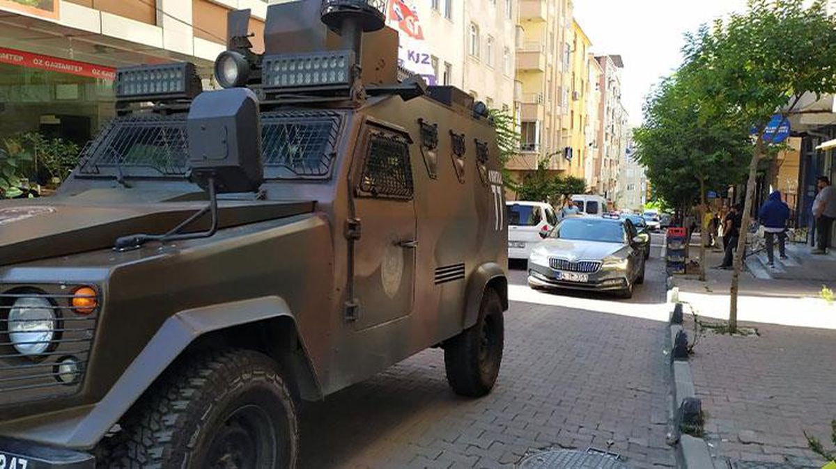 Son Dakika! Fatih'te 2 polis, durdurdukları araçtaki şüpheliler tarafından silahla vuruldu
