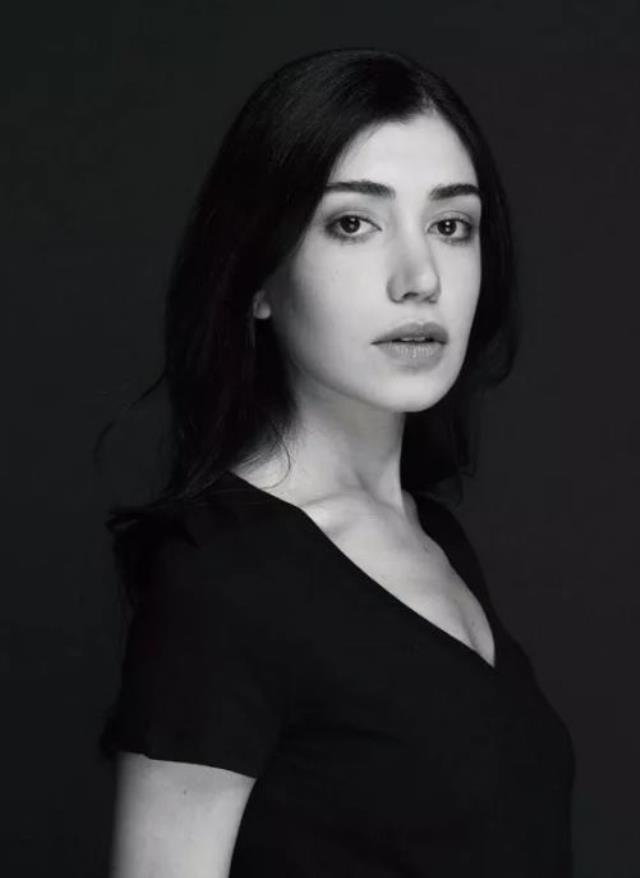 Ünlü komedyen Levent Kırca'nın kızı çok tanıdık çıktı, yıllar sonra görenler gözlerine inanamadı Ünlü komedyen Levent Kırca'nın kızı çok tanıdık çıktı, yıllar sonra görenler gözlerine inanamadı