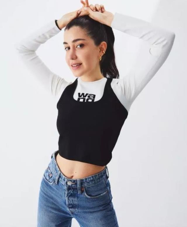 Ünlü komedyen Levent Kırca'nın kızı çok tanıdık çıktı, yıllar sonra görenler gözlerine inanamadı Ünlü komedyen Levent Kırca'nın kızı çok tanıdık çıktı, yıllar sonra görenler gözlerine inanamadı