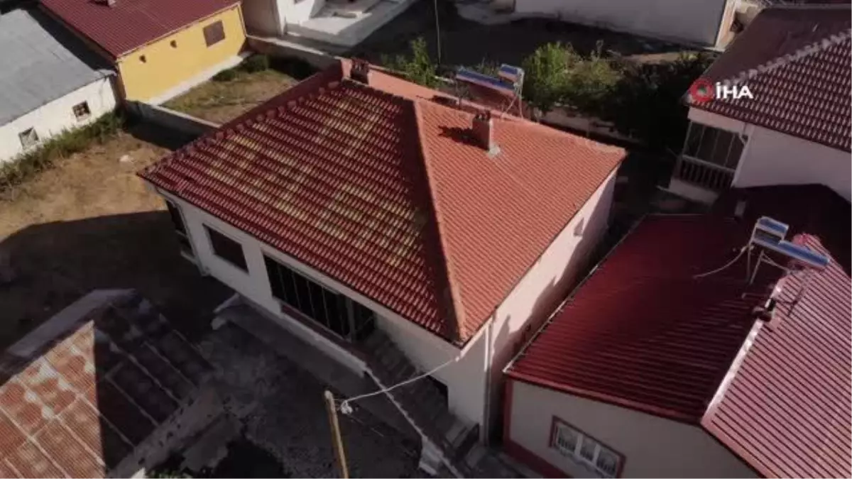 Bu köydekiler sevdiklerinin isimlerini çatılara yazıyor
