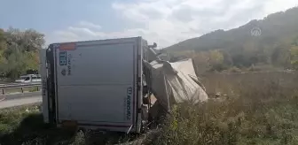 Devrilen tırın sürücüsü yaralandı