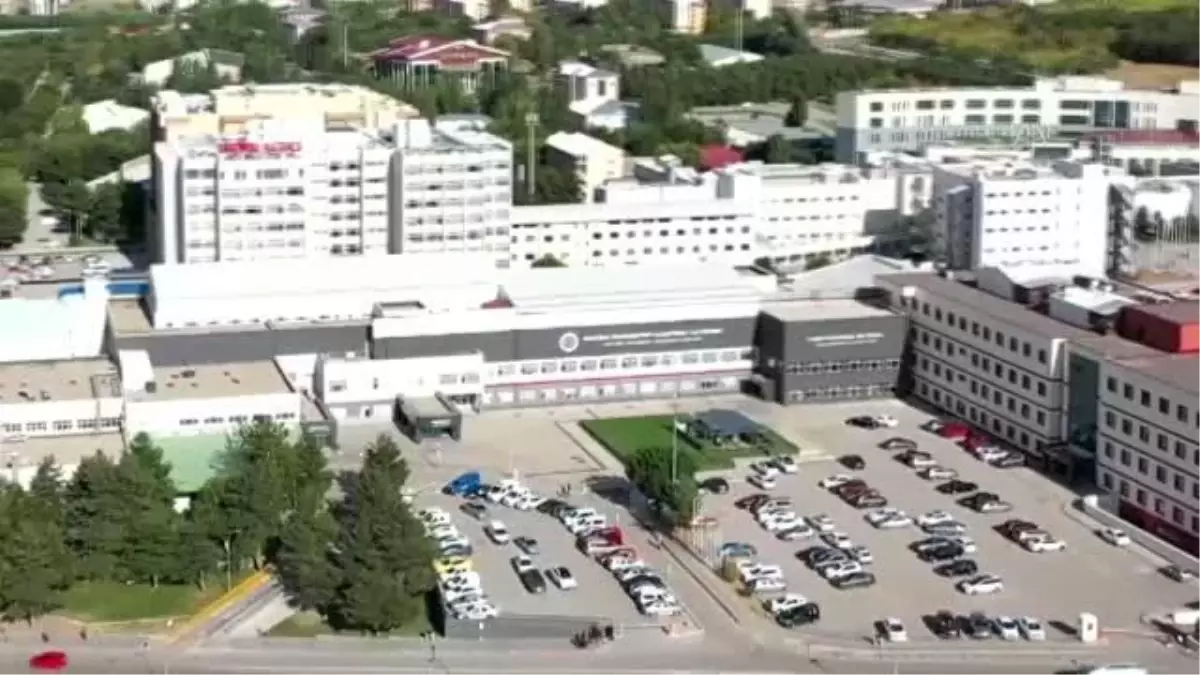 Doktor ve akademisyenler 'Kadın kanserlerine dikkati çekmek' için mor giyindi