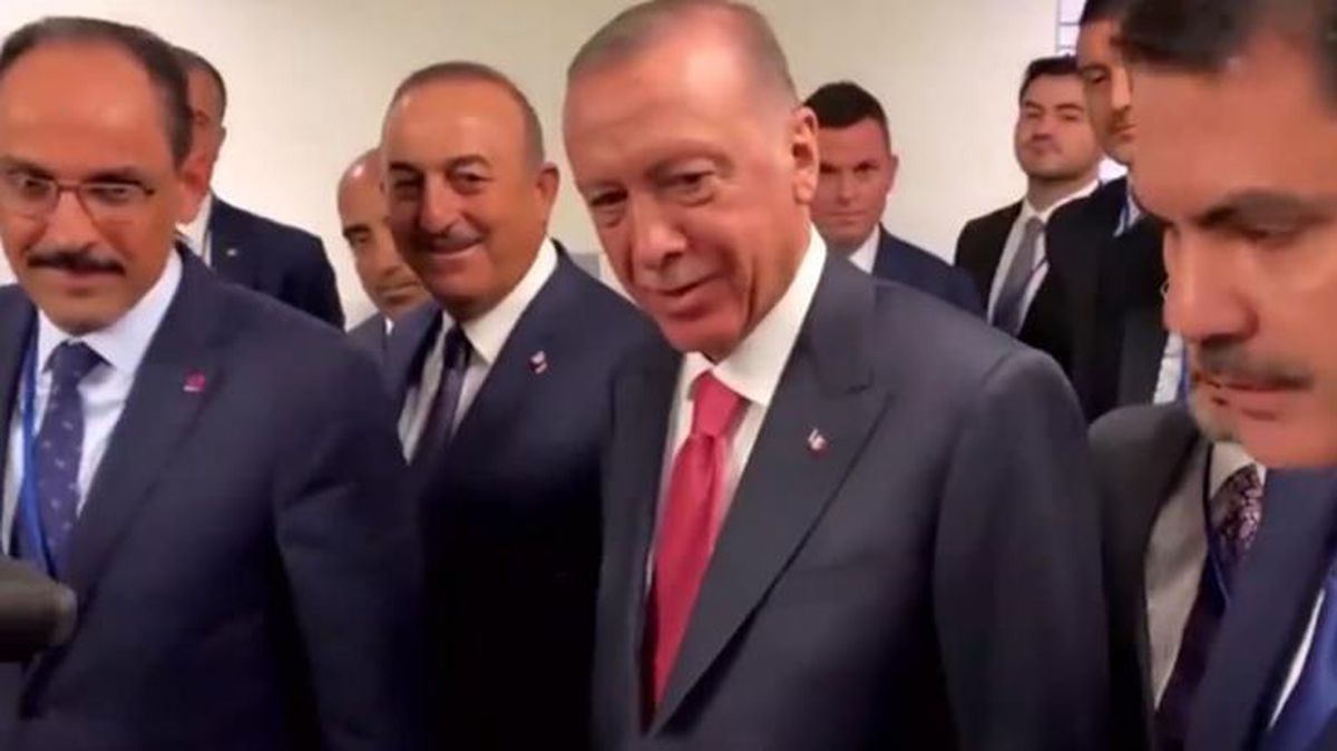 Cumhurbaşkanı Erdoğan'ın ısrarla Biden'la ilgili soru sormak isteyen gazeteciye verdiği yanıt herkesi güldürdü