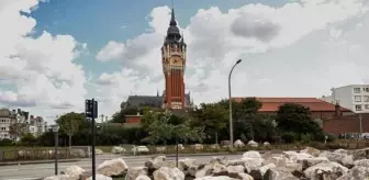 Fransa'dan göçmenlere kaya parçası ile engel!