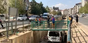 Hafif ticari araç kanala uçtu: 2 yaralı