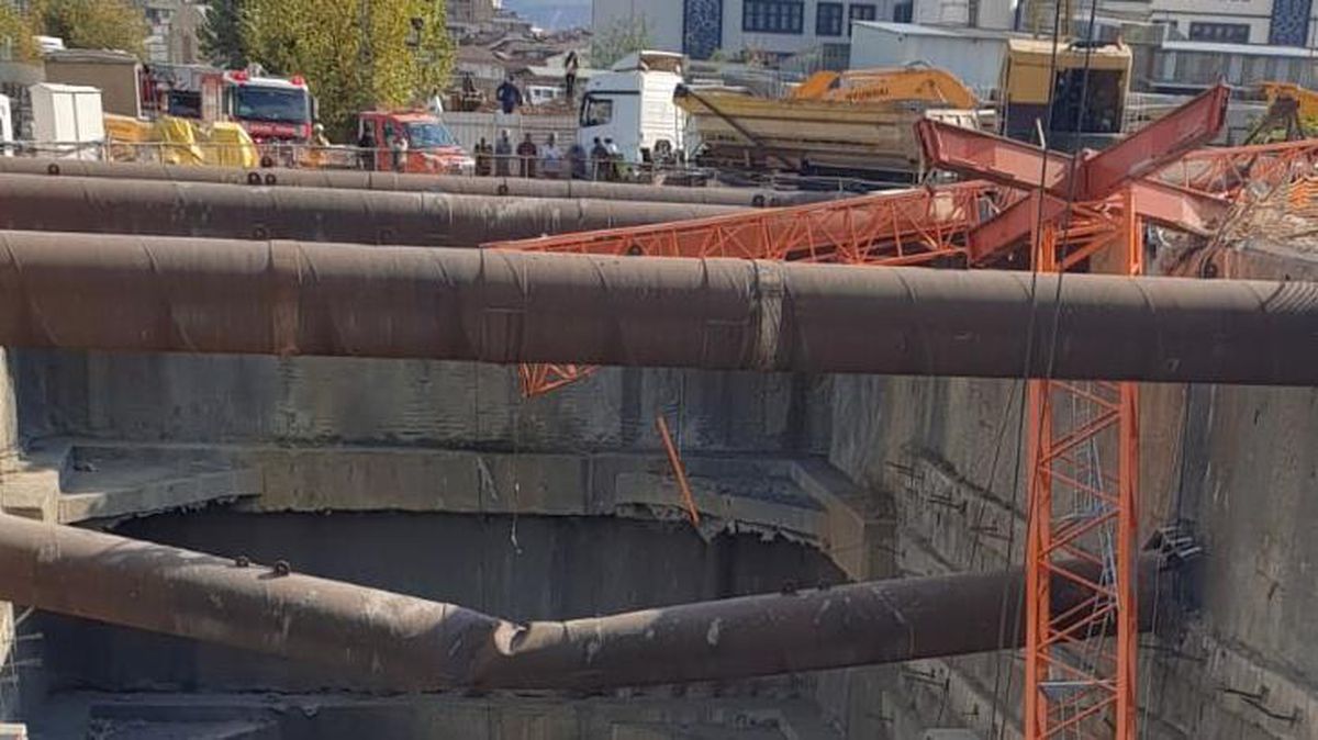 İstanbul Sancaktepe'de metro çalışması sırasında vinç devrildi: 2 ölü, 1 yaralı