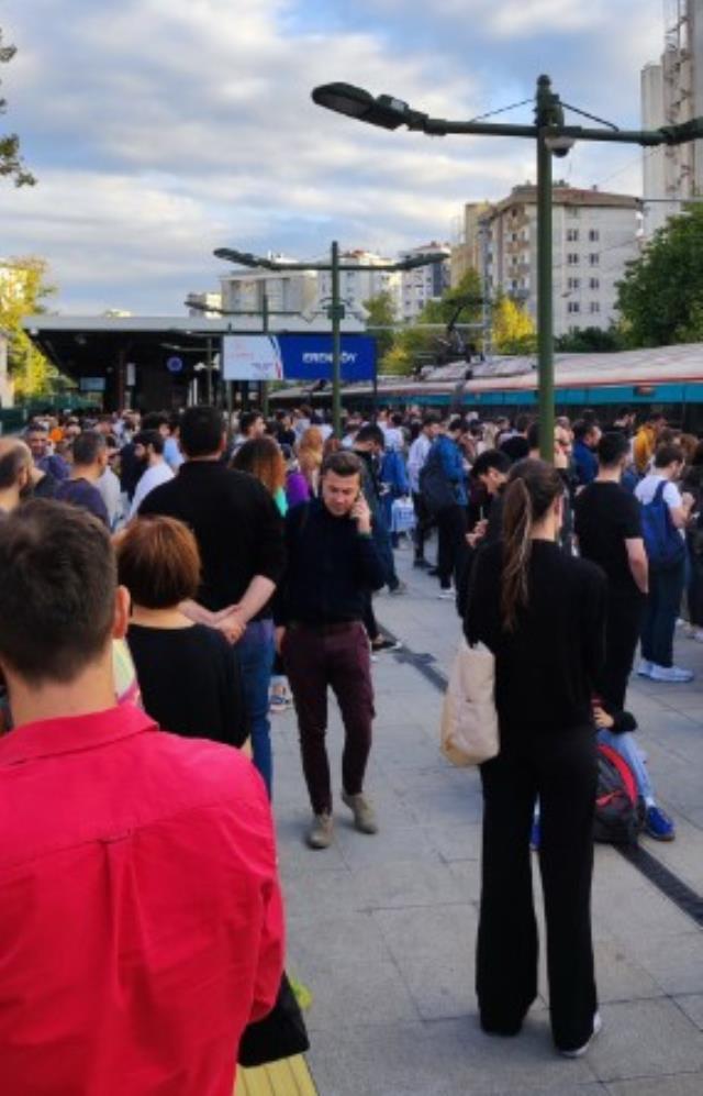 Marmaray metrosunda arıza! Seferler tek yönlü gecikmeli yapılıyor, duraklarda yoğunluk var