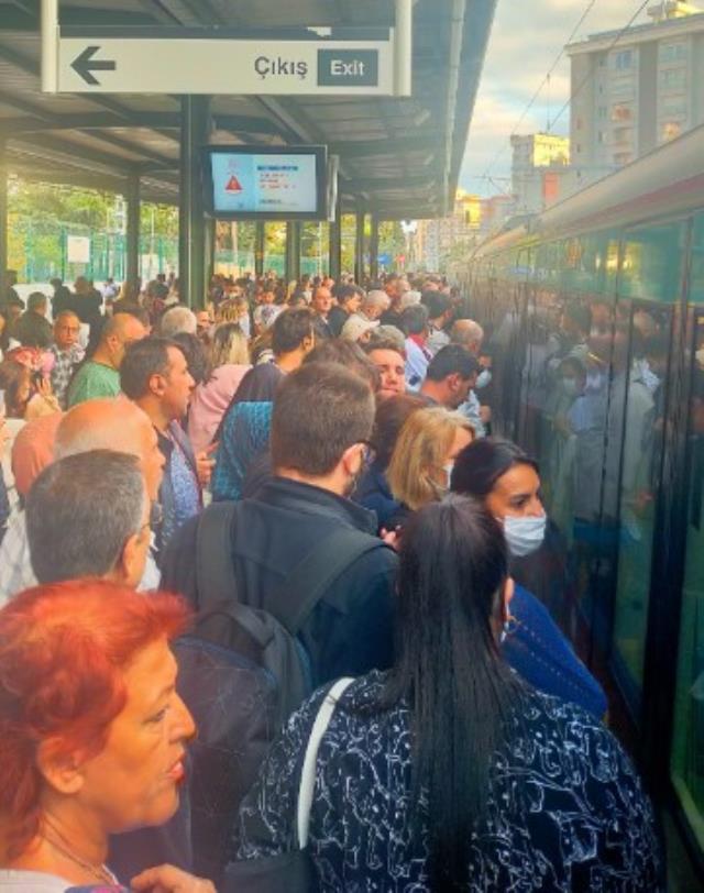 Marmaray metrosunda arıza! Seferler tek yönlü gecikmeli yapılıyor, duraklarda yoğunluk var