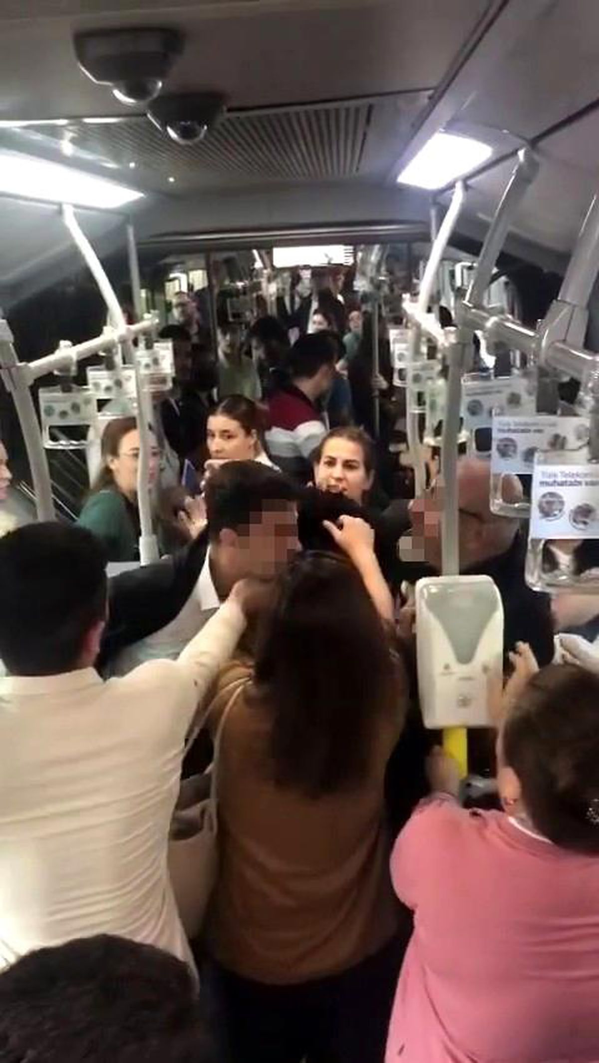Metrobüste ortalık karıştı! Birbirine giren şahısları vatandaşlar güçlükle ayırdı