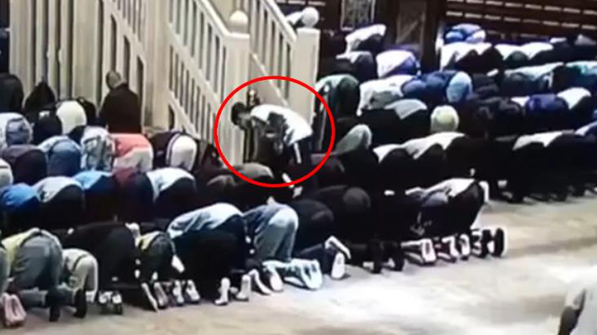 Milletin secdeye gitmesini fırsat bilip çantayı çaldı! O anlar saniye saniye kamerada