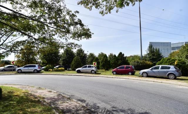 Otopark aidatını yüksek bulan Kuyumcukent çalışanları araçlarını yol kenarlarına park etti