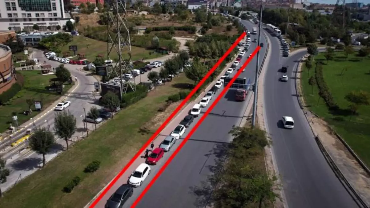 Görüntü İstanbul'dan! Gelen zamma tepki gösterip araçlarını yol kenarına bıraktılar