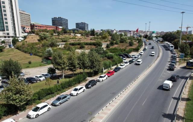 Otopark aidatını yüksek bulan Kuyumcukent çalışanları araçlarını yol kenarlarına park etti