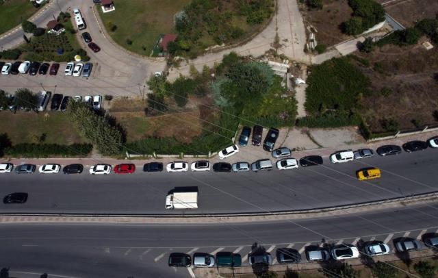 Otopark aidatını yüksek bulan Kuyumcukent çalışanları araçlarını yol kenarlarına park etti