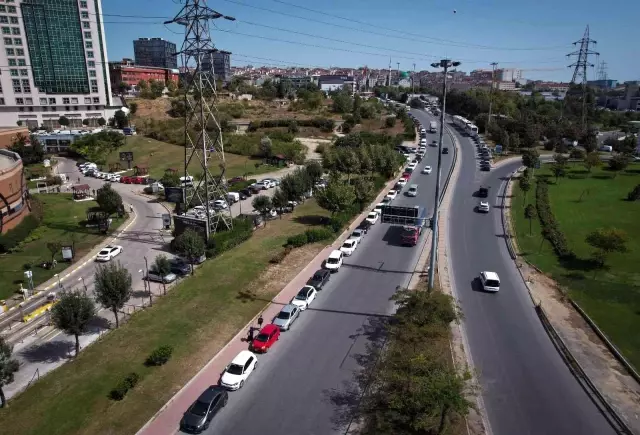 Kuyumcukent'te otopark aidatına yüzde 120 zam geldi! Çalışanlar araçlarını yol kenarlarına park etti Kuyumcukent'te otopark aidatına yüzde 120 zam geldi! Çalışanlar araçlarını yol kenarlarına park etti