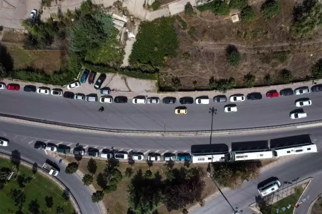 Kuyumcukent'te otopark aidatına yüzde 120 zam geldi! Çalışanlar araçlarını yol kenarlarına park etti Kuyumcukent'te otopark aidatına yüzde 120 zam geldi! Çalışanlar araçlarını yol kenarlarına park etti