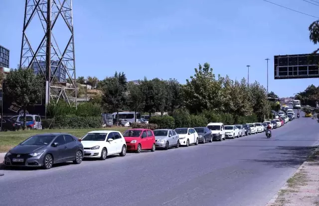 Kuyumcukent'te otopark aidatına yüzde 120 zam geldi! Çalışanlar araçlarını yol kenarlarına park etti Kuyumcukent'te otopark aidatına yüzde 120 zam geldi! Çalışanlar araçlarını yol kenarlarına park etti