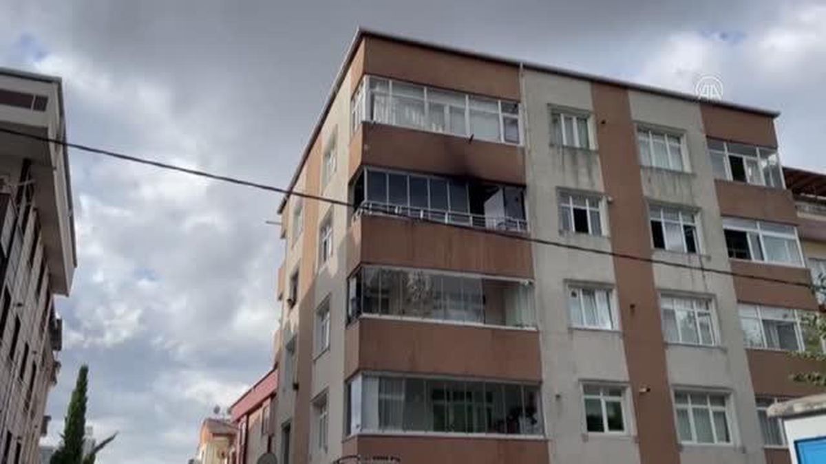 Sultangazi'de bir evde çıkan yangın hasara yol açtı