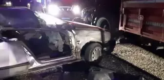 Traktörün römorkuna çarpan otomobildeki 2 kişi yaralandı