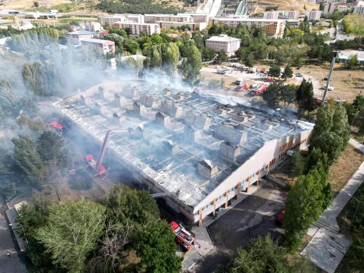 Yemekhanede çıkan yangın kontrol altına alındı, son durum böyle görüntülendi