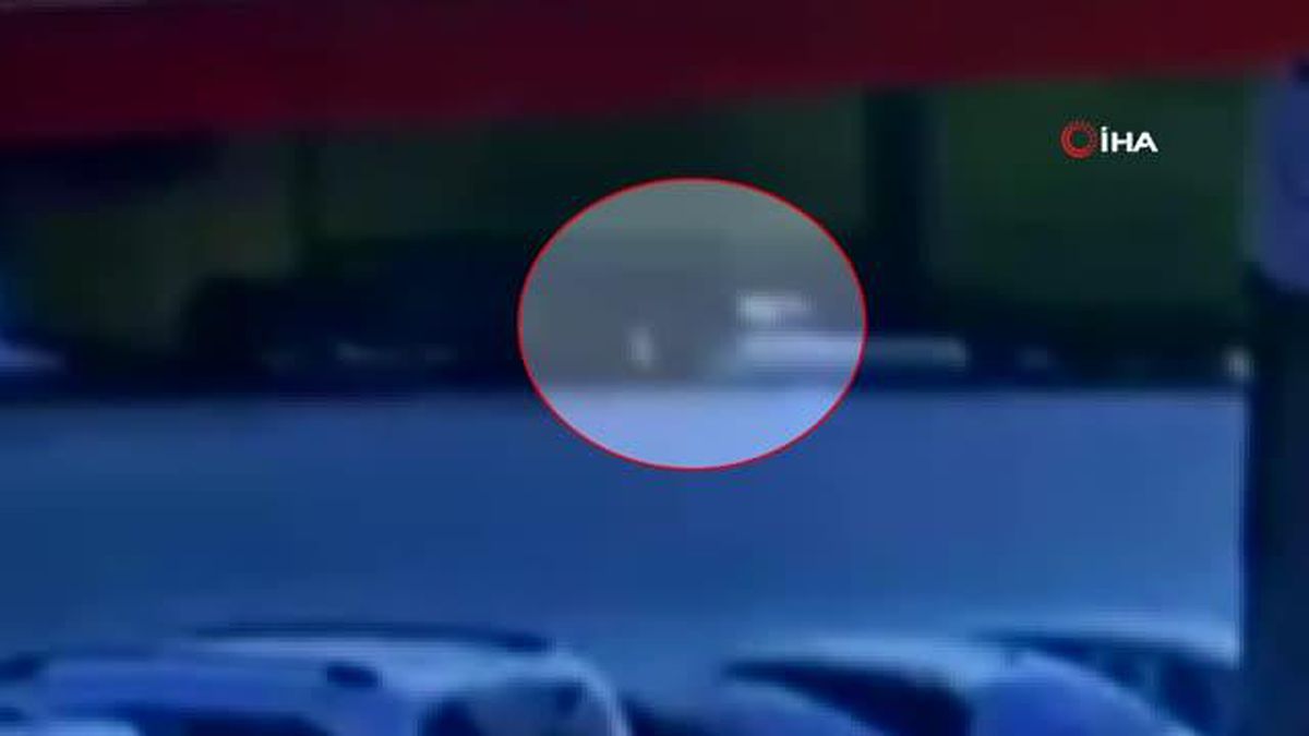 Yolun karşısına geçmeye çalışan vatandaşa araç böyle çarptı: 1 ölü, 1 yaralı