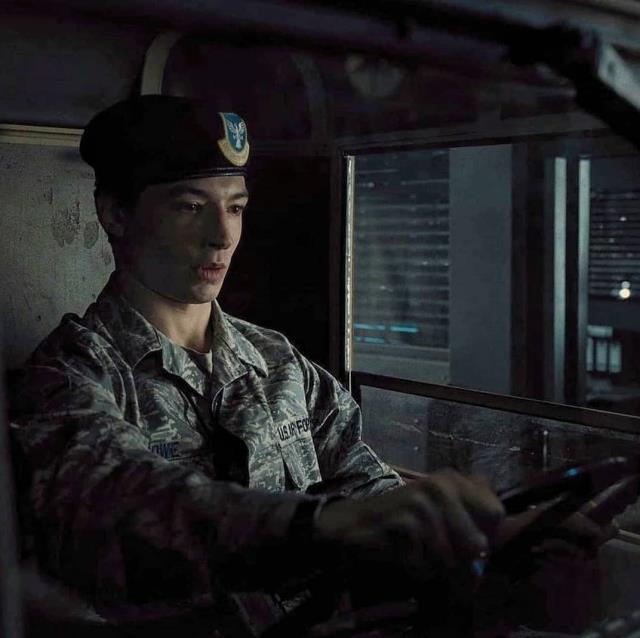 Adı birçok skandala karışan ünlü oyuncu Ezra Miller kendini 'Mesih' ilan etti Adı birçok skandala karışan ünlü oyuncu Ezra Miller kendini 'Mesih' ilan etti