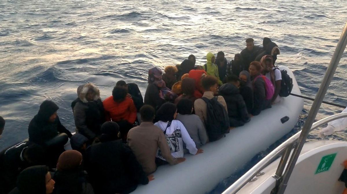 Balıkesir haberi | Ayvalık'ta Türk karasularına itilen 51 göçmen kurtarıldı