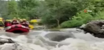 Bursa gündem haberi... Bursa'da ormanlık alanda mahsur kalan keçiyi kurtarıp birlikte rafting yaptılar