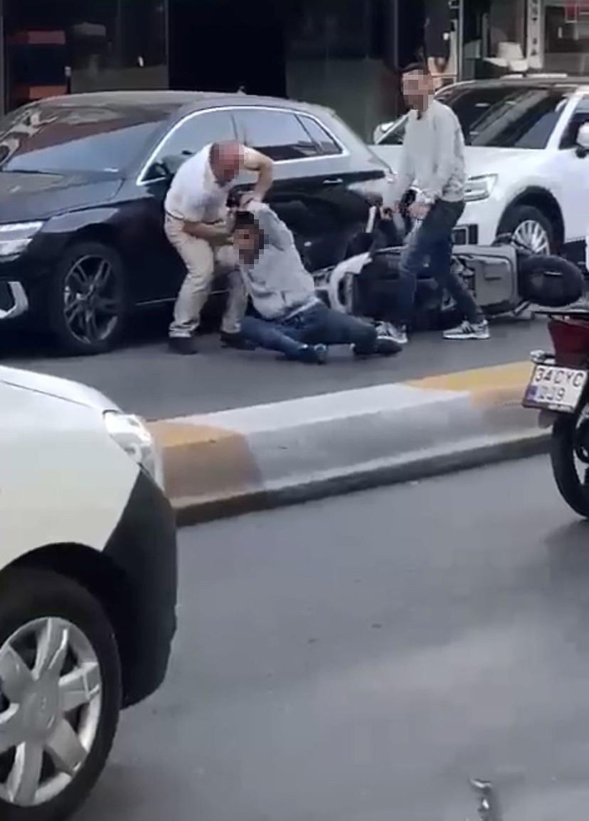 Son dakika haber: Cadde ortasında silahlı çatışma kamerada: 2 yaralı, 3 gözaltı
