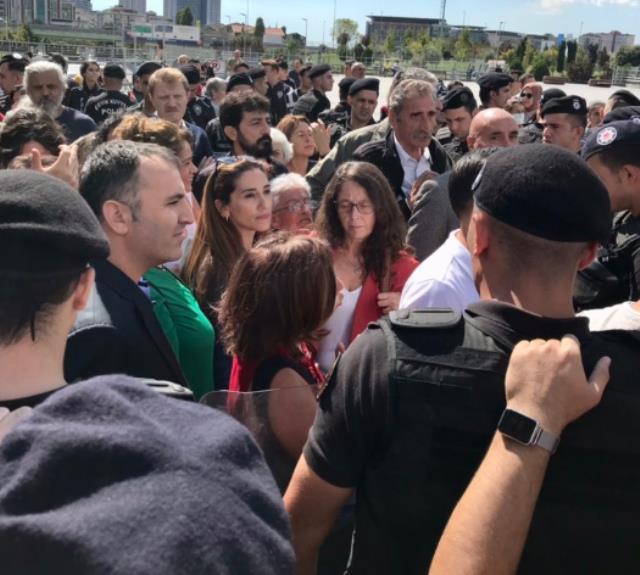 Davası ertelenen Ekrem İmamoğlu'ndan ilk sözler: Boş işlerle uğraşmayıp bu defteri kapatsınlar