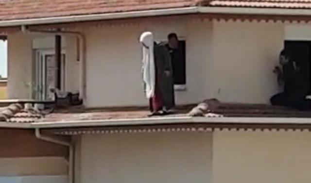 İntihara teşebbüs eden kadını, jandarma ölümün kıyısından aldı İntihara teşebbüs eden kadını, jandarma ölümün kıyısından aldı