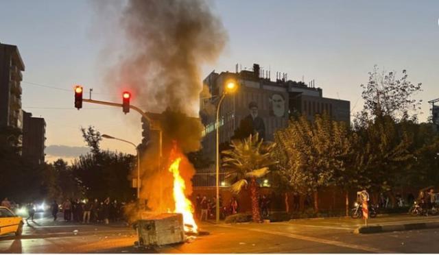 İran'da Mahsa Amini ateşi! Protestocular Hümeyni ve Hamaney'in fotoğraflarını indirdi İran'da Mahsa Amini ateşi! Protestocular Hümeyni ve Hamaney'in fotoğraflarını indirdi