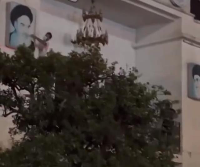 İran'da Mahsa Amini ateşi! Protestocular Hümeyni ve Hamaney'in fotoğraflarını indirdi İran'da Mahsa Amini ateşi! Protestocular Hümeyni ve Hamaney'in fotoğraflarını indirdi