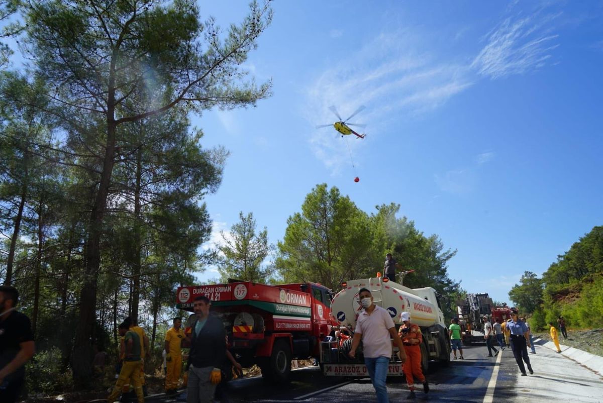 Son dakika haber... Marmaris'teki orman yangınına 14 uçak ve 35 helikopter ile havadan müdahale ediliyor