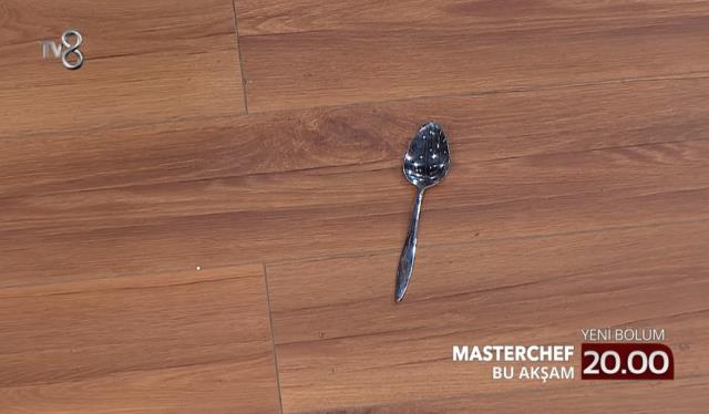 Masterchef Mehmet Şef kime kaşık attı? 21 Eylül Çarşamba Masterchef kim kaşık attırdı? Mehmet Şef hangi yarışmacıya kaşık attı?