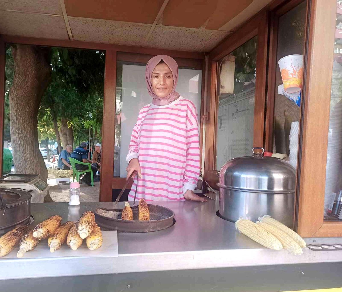 Mısır satarak eğitim masraflarını karşılıyor
