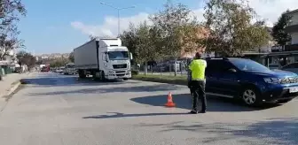 Polis aracı bağlanan sürücünün çocuğunu hastaneye ulaştırdı