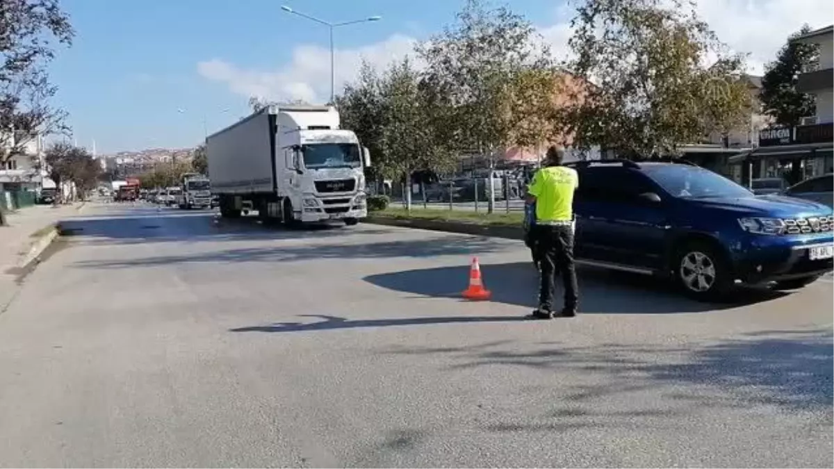Polis aracı bağlanan sürücünün çocuğunu hastaneye ulaştırdı