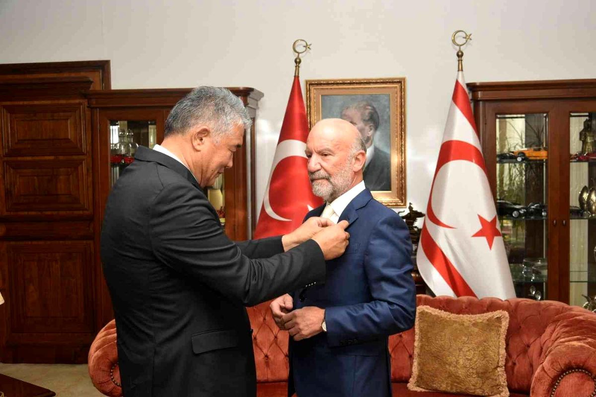 TÜRKSOY'dan Dr. Suat İrfan Günsel'e onur nişanı