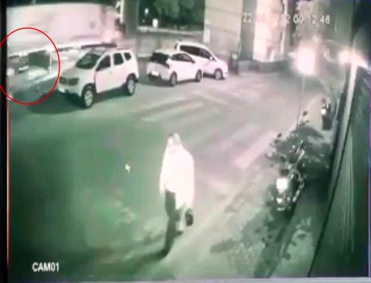 Takla atan aracın içinden burunları bile kanamadan çıktılar