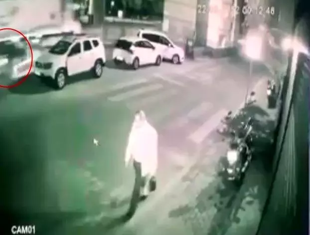 Takla atan aracın içinden burunları bile kanamadan çıktılar