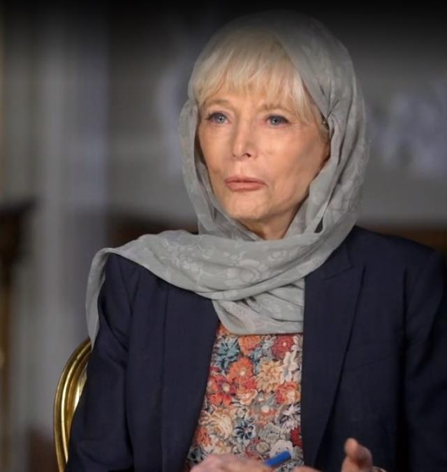 Amerikalı gazeteci Lesley Stahl başörtü takarak İran Cumhurbaşkanı İbrahim Reisi ile görüştü Amerikalı gazeteci Lesley Stahl başörtü takarak İran Cumhurbaşkanı İbrahim Reisi ile görüştü