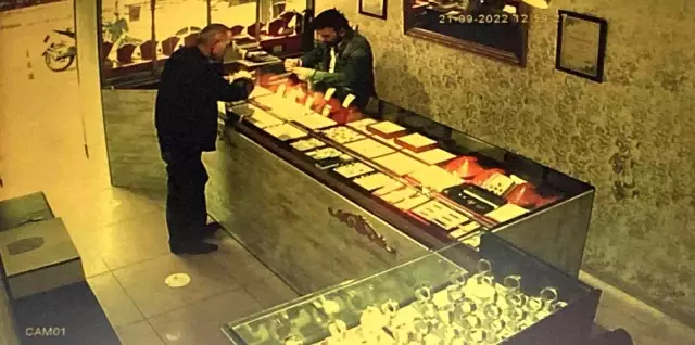 Sahte bilezik satan şahıs, suçüstü yakalandı! O anlar güvenlik kamerasında