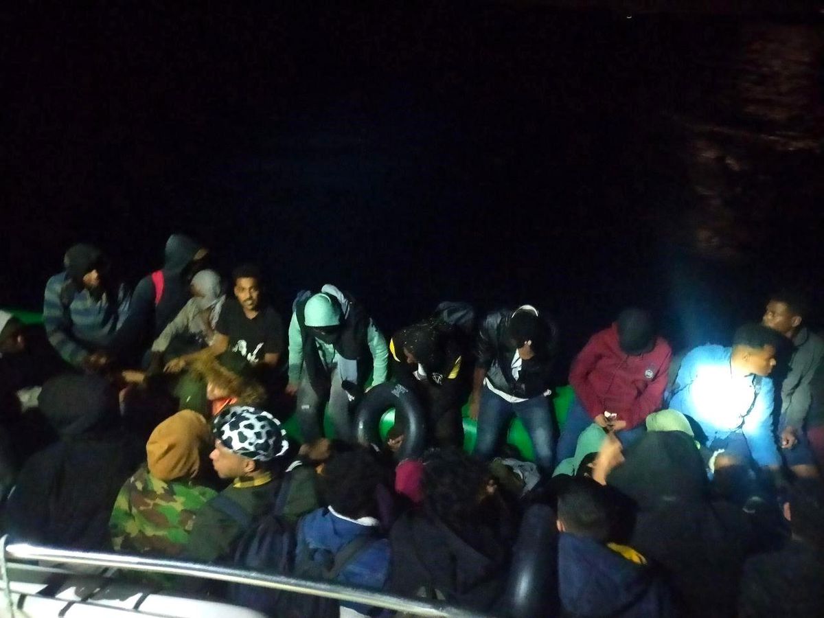 Balıkesir haberi | Ayvalık'ta Türk karasularına itilen 45 göçmen kurtarıldı