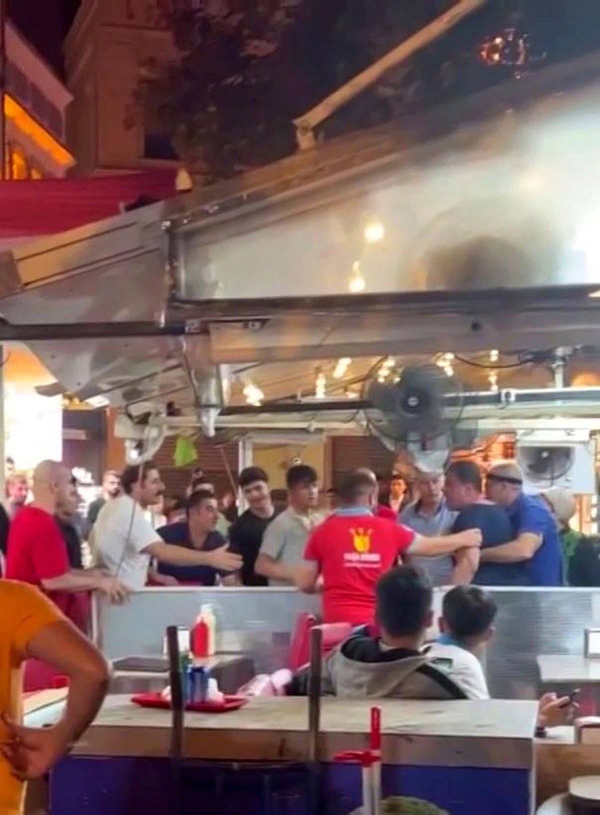 Beyazıt'ta esnaf ile turist müşterinin 'hesap' kavgası kamerada