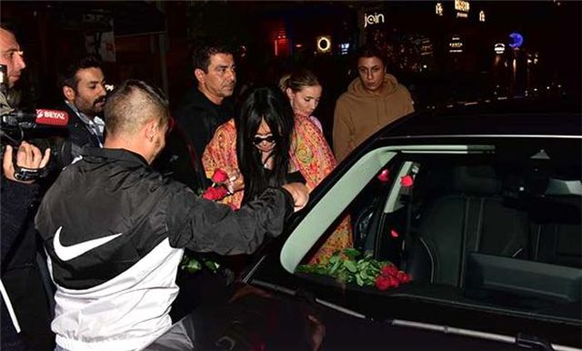 Sahnede göğüs açılan Bülent Ersoy'dan güldüren frikik açıklaması: Artık çift dikiş attırıyorum